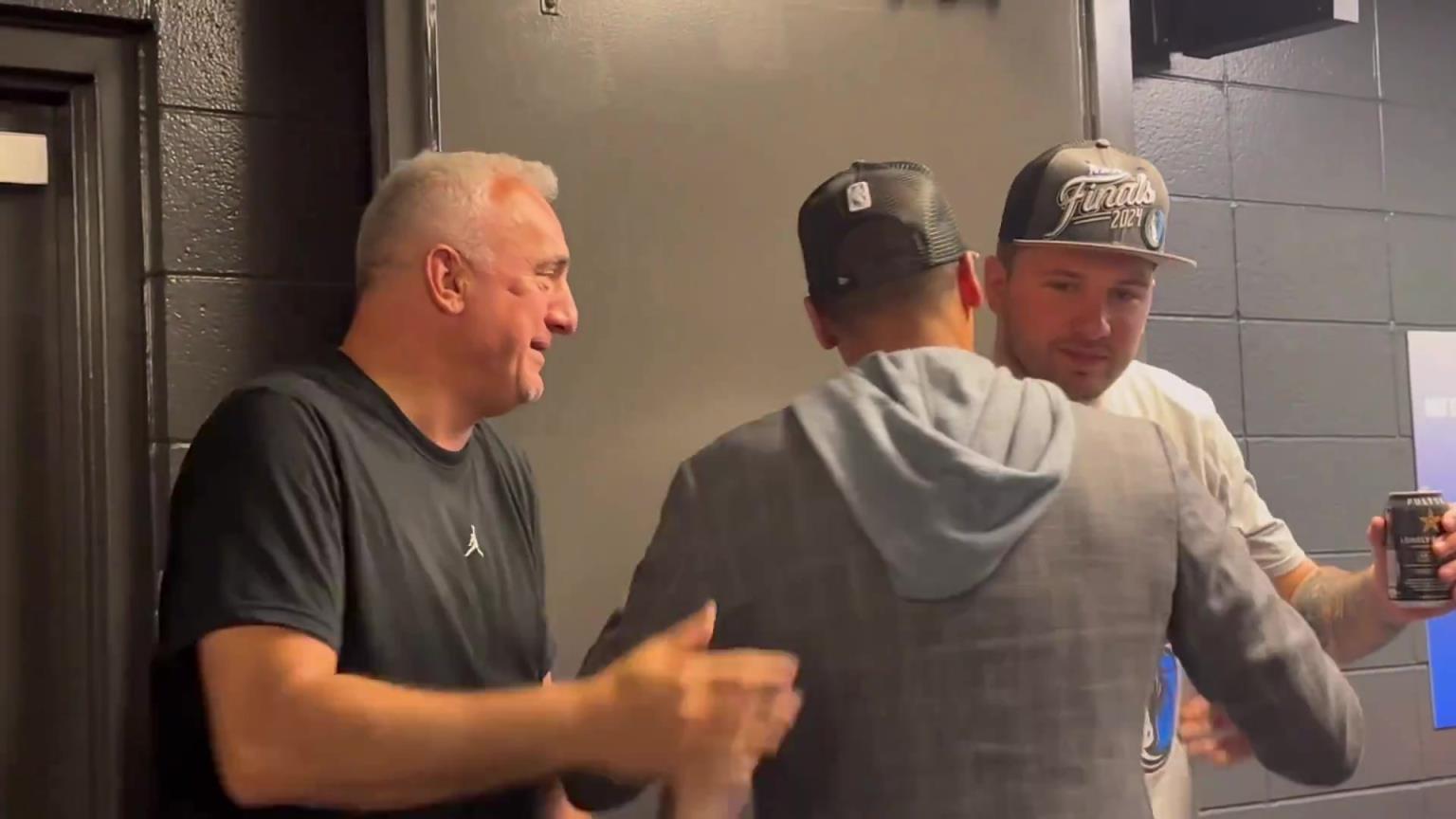 去年的今天，东契奇率队杀入总决赛，赛后喝啤酒被芬利没收