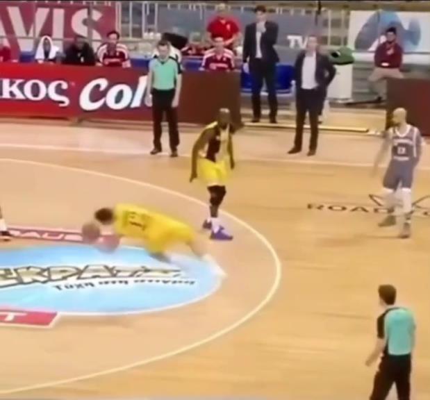 下地真快！抢断这哥们儿多少是有点门将基础